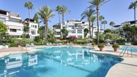 Presentando un lujoso ático dúplex de 2 dormitorios junto a la playa en venta en Alcazaba Beach, Estepona