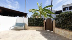 Casa adosada en venta en la urbanización de primera línea de playa de Bahía Azul en Estepona