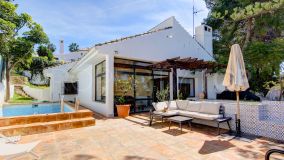 Villa en venta con piscina privada y estacionamiento en Seghers, Estepona