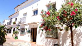 Key-ready 2 bedroom apartment with parking space for sale in the old town of Estepona, with private garage