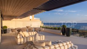 Apartamento de lujo en primera línea de playa con fantásticas vistas al mar en venta en Ikkil Bay, Estepona Puerto