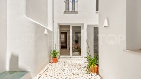 Exceptional newly reformed townhouse with patio and roof terrace in the heart of the oldtown for sale