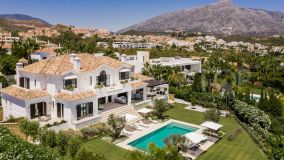 Villa moderna en venta diseñada por Miguel Tobal con vistas panorámicas al mar, Nueva Andalucia
