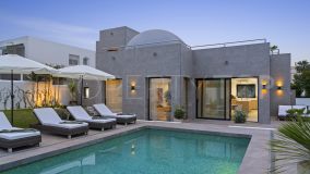 Villa contemporánea orientada al sur cerca de la playa en venta en Nueva Andalucía, Marbella
