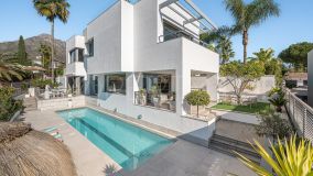 Villa a la venta con 4 dormitorios en Marbella Montaña