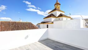 Casa adosada moderna en venta con solárium y vistas a la montaña en el casco antiguo de Estepona