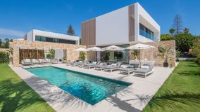 Descubre una elegante vida moderna con esta villa de lujo en venta en Cortijo Blanco, San Pedro, Marbella