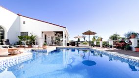 Cautivadora finca con casa de invitados y magnificas vistas al mar en El Velerin, Estepona