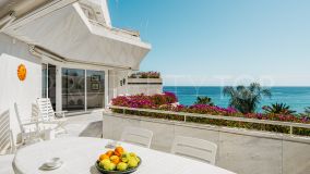 Apartamento ideal en primera línea de playa con inmejorables vistas al mar en venta en Mare Nostrum, Marbella