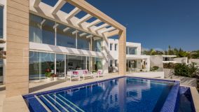Buy villa with 4 bedrooms in Los Arqueros