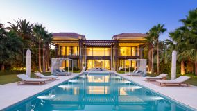 Impresionante villa en primera línea de golf con lo último en tecnología a la venta en La Cerquilla, Nueva Andalucía, Marbella