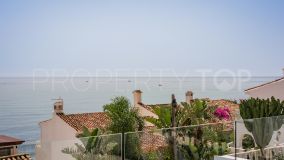 Impresionante villa totalmente reformada con vistas al mar en venta en Arena Beach, Estepona