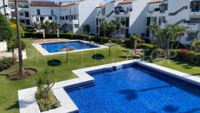 Imperdible apartamento dúplex en planta baja con hermosa terraza en venta en Las Jacarandas, Estepona