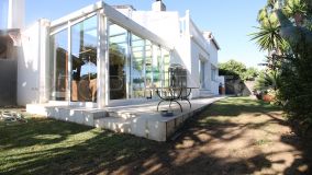 Villa en venta en Bahía Dorada, con vistas parciales al mar y posible piscina privada