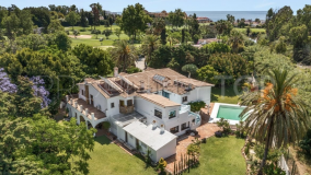 Impresionante villa en primera línea de golf con 4 dormitorios se vende en Guadalmina Baja, Marbella