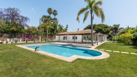 Villa junto a la playa con piscina interior y apartamento de invitados en venta en Guadalmina Baja, Marbella