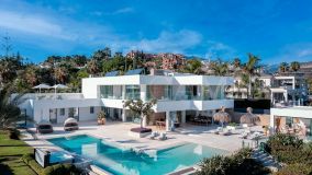 Villa for sale in La Cerquilla, Nueva Andalucia