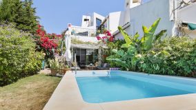 Adosada de inspiración mediterránea de 2 dormitorios con vistas al mar en venta en Bahía Dorada, Estepona