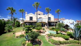 Gran villa en venta en primera linea de La Duquesa Golf, con vistas panoramicas del mar y golf