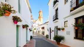 Townhouse for sale to reform in Estepona old town, very close to the beach with private terrace