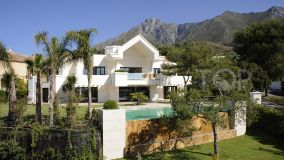 Villa reformada en venta en Sierra Blanca con vistas al mar y montaña, Marbella