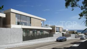 Comprar villa de 4 dormitorios en Estepona