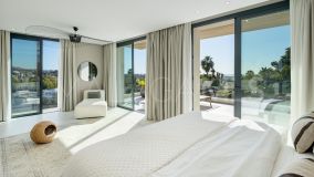 Villa for sale in La Cerquilla, Nueva Andalucia