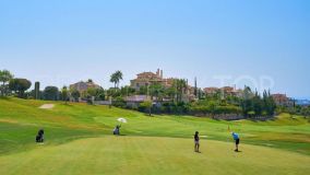 Duplex penthouse with 4 bedrooms for sale in Los Capanes del Golf