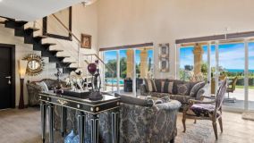 For sale villa with 4 bedrooms in Calahonda