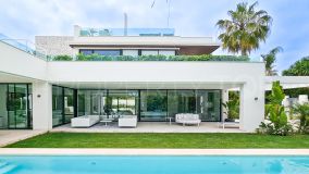 Magnificent Modern Villa just 100 metres from the sea in Casasola