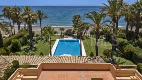 Villa for sale in Estepona East