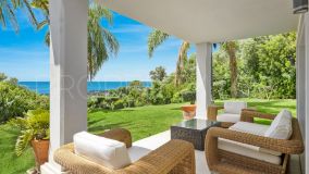 Impresionante villa de 4 dormitorios con vistas al mar le invita a descubrir su elegancia interior