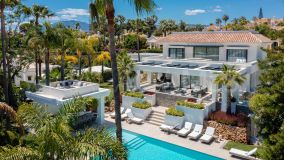 Villa for sale in El Paraiso, Estepona Est