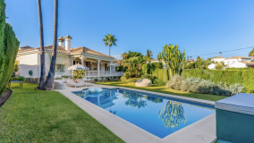 Villa for sale in El Paraiso, Estepona Est