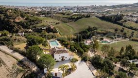 Estepona´s hidden gem upon the mountains behind historic centre with panoramic sea- and mountain views