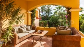 Substantial townhouse with large basement in the prestigious Alzambra complex, very close to Puerto Banus.