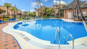 Excellent value and perfectly maintained, west facing ground floor beachside apartment within the popular Hacienda del Sol urbanisation.