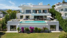 Villa for sale in La Resina Golf, Estepona East