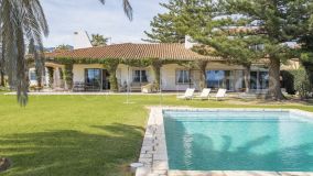 For sale Estepona villa with 6 bedrooms