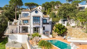 Exquisita villa andaluza de lujo de 4 dormitorios con mucha personalidad en venta en El Madroñal, Benahavis