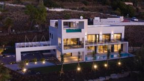 Villa for sale in Benalmadena