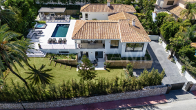 Villa for sale in Las Brisas, Nueva Andalucia