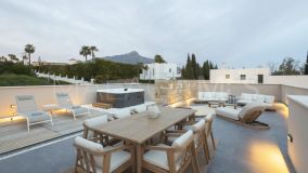 Villa for sale in La Cerquilla, Nueva Andalucia