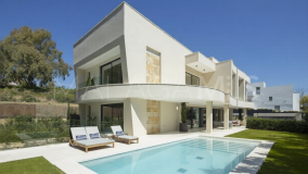 Villa for sale in La Cerquilla, Nueva Andalucia