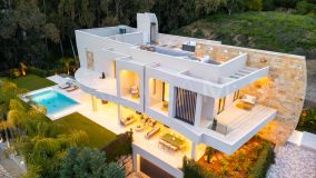 Villa for sale in La Cerquilla, Nueva Andalucia