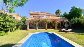 Villa en ubicación privilegiada para el redesarrollo en Nueva Andalucia