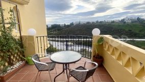 Este apartamento ático en Riviera del Sol, Mijas Costa ofrece una amplia superficie habitable de 91 m2, con 2 dormitorios y 2 baños.