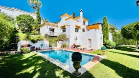 Lujosa Villa de 5 dormitorios en Los Naranjos Hill Club: Comunidad con impresionantes vistas, piscina privada y espaciosa vida