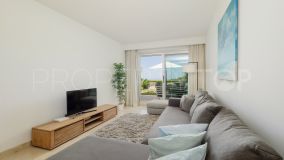Increíble apartamento bajo en Marbella Este con 2 dormitorios y vistas al mar