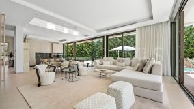Villa for sale in La Cerquilla, Nueva Andalucia
